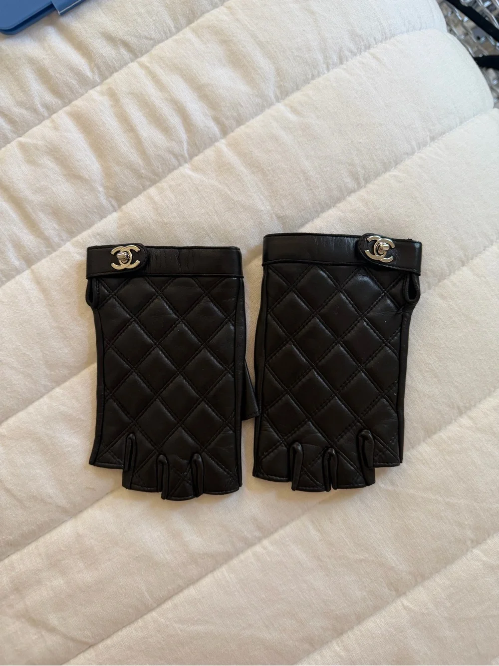 CHANEL Black Quilted Fingerless Leather Driving Gloves with Silver CC size 7 1/2